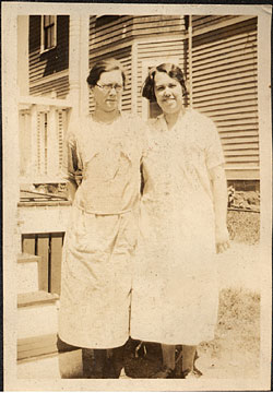 Betha and her daughter Lavinia in 1925