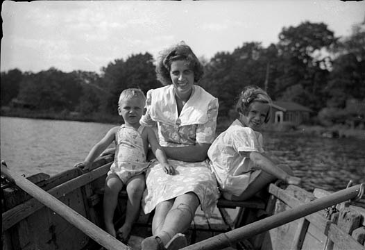 1946 family in a rowboat