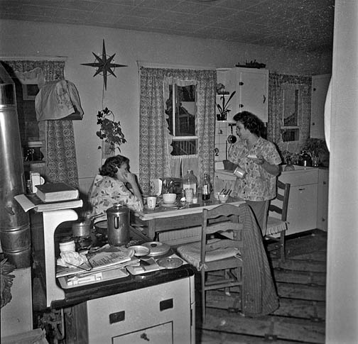 1963 Peg and Carol in the kitchen