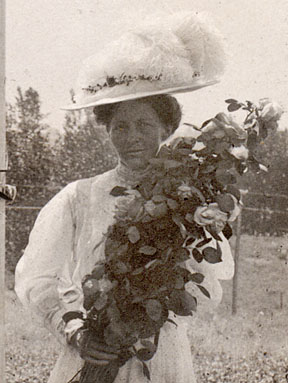 Jennie Cowan with a rose boquet.