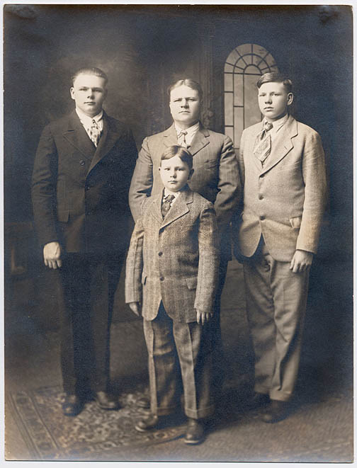 1926 Studio portrait Hurelle Family with Elmer, Della, Walter, Claude and Willard